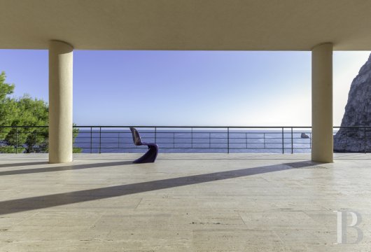 En Sicile, à l’est de Palerme, une maison d’inspiration moderniste en balcon sur la mer - photo  n°2